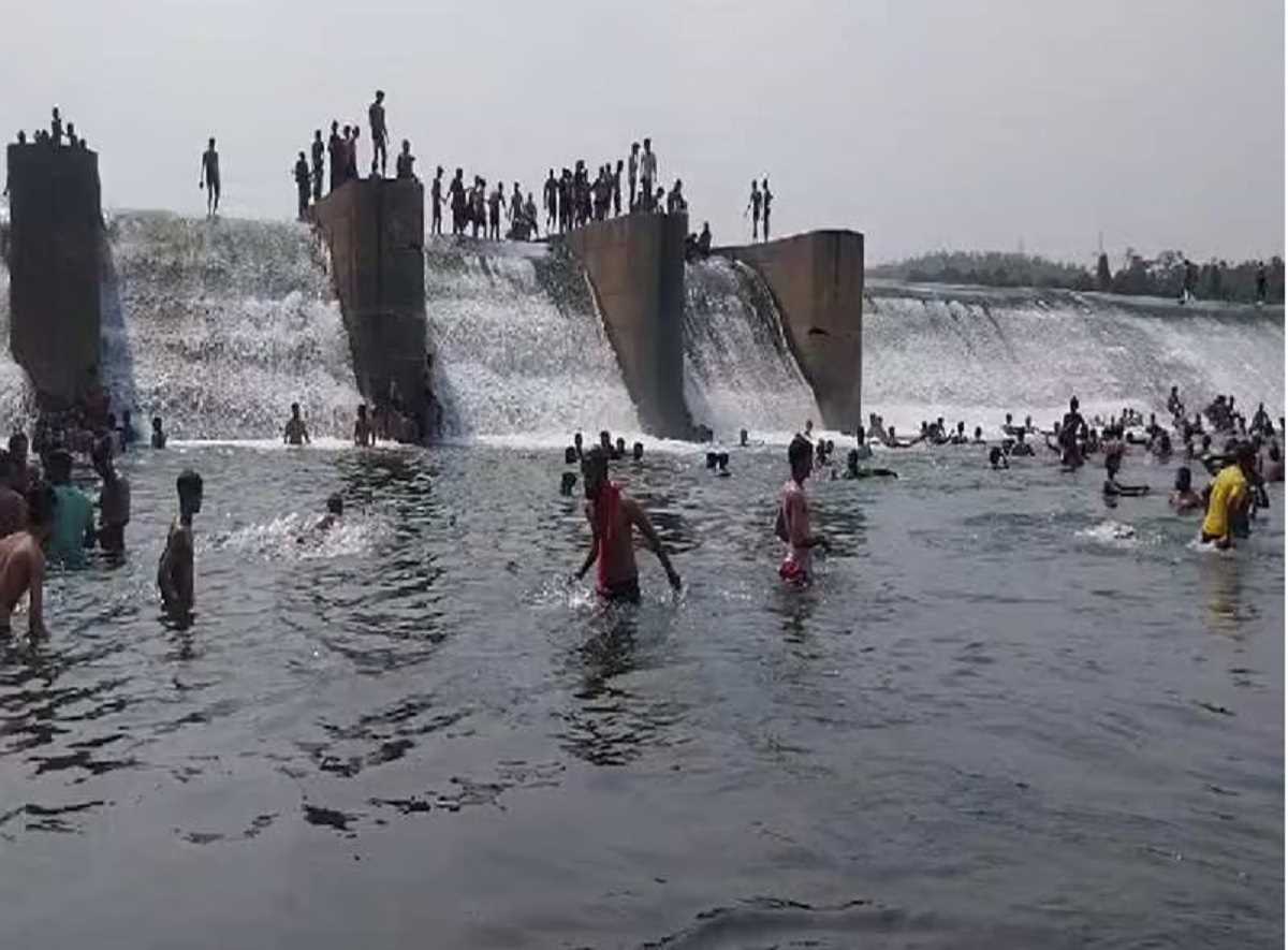 भीषण गर्मी से निजात पाने के लिए बोकारो के बरुआ घाट में उमड़ रहे लोग